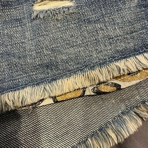 H&M women’s jean shorts. Glitter leopard print inside pocket detail. Size 4. NWT - Picture 3 of 7